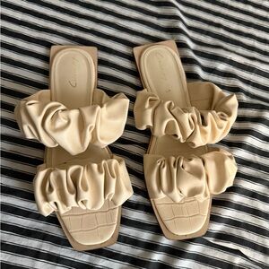 Circus by Sam Edelman Cream Ruched Slide Sandals